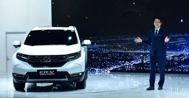 作為全球最暢銷的SUV， CR-V創(chuàng)造了無數(shù)個奇跡。撇開全球不說，從2004年CR-V被引進到中國市場以來，就開拓了城市SUV市場，開啟了國內(nèi)高品質(zhì)SUV生活潮流。進取之路永不停止，就在此次上海車展期間，東風(fēng)本田CR-V也終于迎來了全新?lián)Q代，實現(xiàn)了從內(nèi)到外的全面革新。