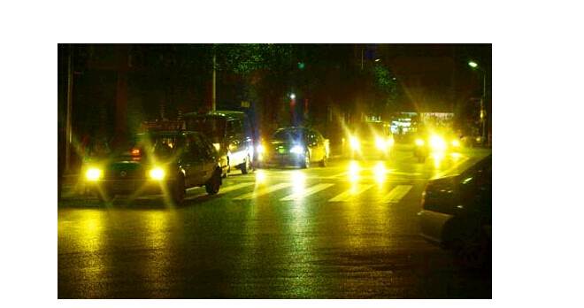 夜晚開車，小心穿了隱身衣的黑衣女子，會(huì)吃人！