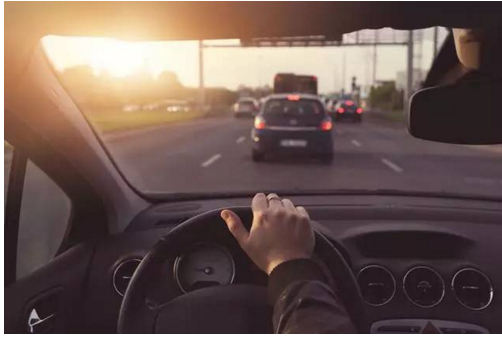 開車的這些陋習(xí)，據(jù)說會(huì)開車的人都犯過！別說你沒有！